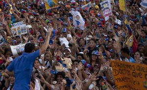 Capriles prepara su sprint final en la carrera por la presidencia