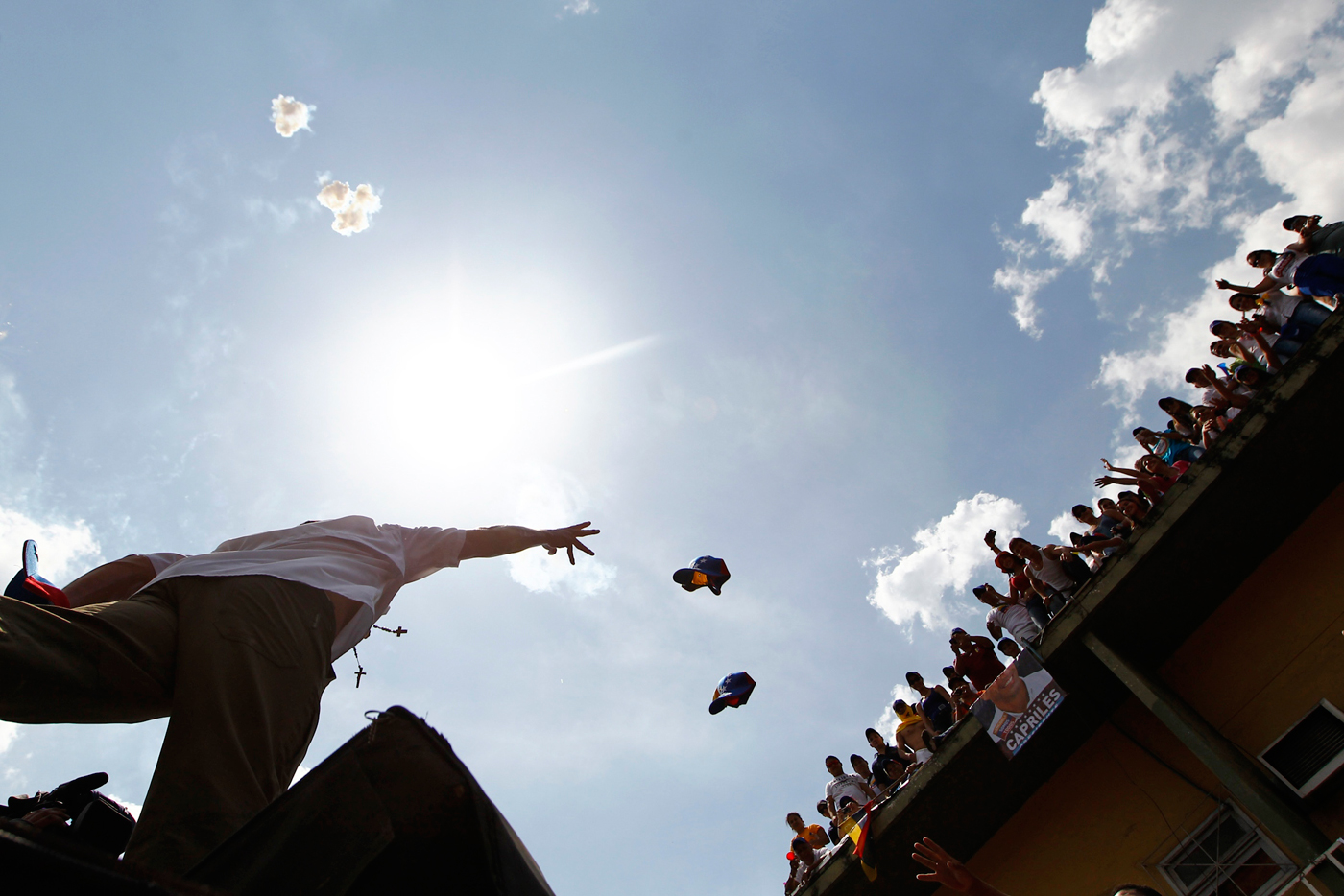 Mira como Capriles lanza la gorra (Impresionante foto)