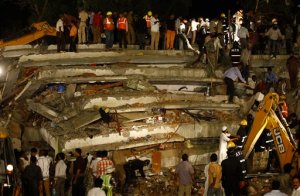 Suman casi 350 muertos en edificio en Bangladesh