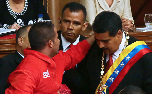 El espontáneo que “podía darle un tiro” a Maduro, le dio fue un mini abrazo (FOTOS)