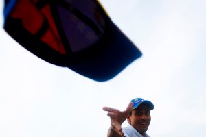 No es un ave…es la gorra de Capriles (Foto)