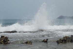 Persiste fuerte oleaje en costas del litoral carabobeño