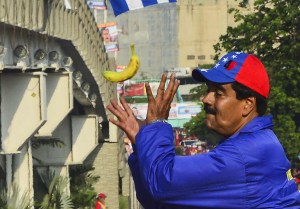 No sólo cambures, también la bandera de Cuba en mitin de Maduro (Fotos)