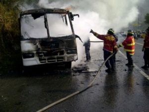 Se incendió autobús del equipo Bucaneros en la Caracas – La Guaira