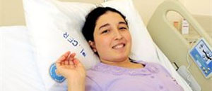 Mujer logra un embarazo tras ser el primer caso de transplante de útero (Foto)