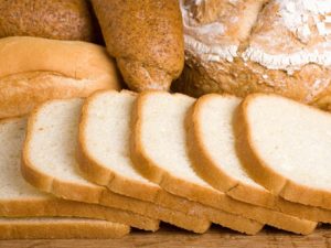 Falta de harina afecta producción de pan