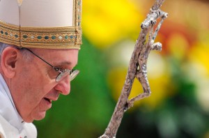 Papa Francisco pide buscar formas pacíficas para superar crisis en Venezuela