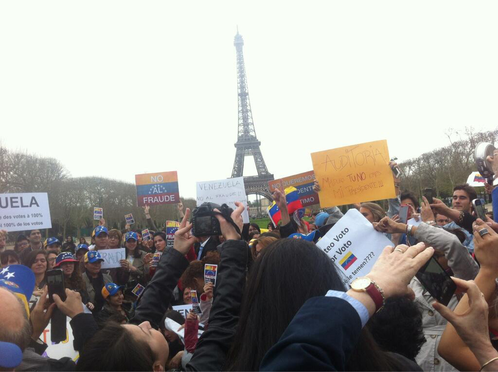 Venezolanos protestaron en París exigiendo el reconteo de votos propuesto por Capriles