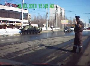 Soldado choca tanque del ejército contra un poste de luz estando borracho (VIDEO)