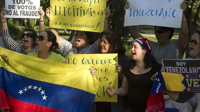 Venezolanos reclaman en Sevilla el recuento de votos ante estatua de Bolívar