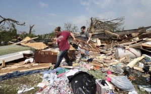 Buscan sobrevivientes de devastador tornado en Oklahoma (Fotos)