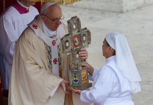 Papa proclama 802 santos y denuncia el aburguesamiento de muchos cristianos