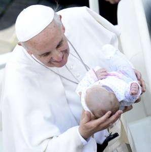 El papa Francisco pide que se garantice la protección jurídica del embrión