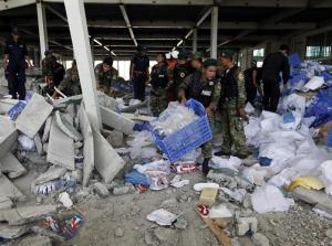 Al menos tres muertos al hundirse el techo de una fábrica en Camboya (Fotos)