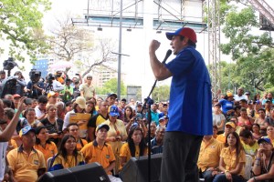 Capriles: Tenemos que rechazar la violencia y dejarlos solos, nunca actuar igual