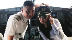 Multado piloto por posar con actriz en la cabina del avión durante el vuelo (Foto)