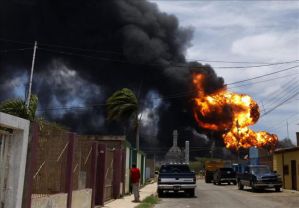 Incendio de grandes proporciones en depósito de combustible en Rio