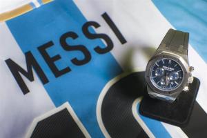 Subastan reloj diseñado con la colaboración de Messi (Fotos)
