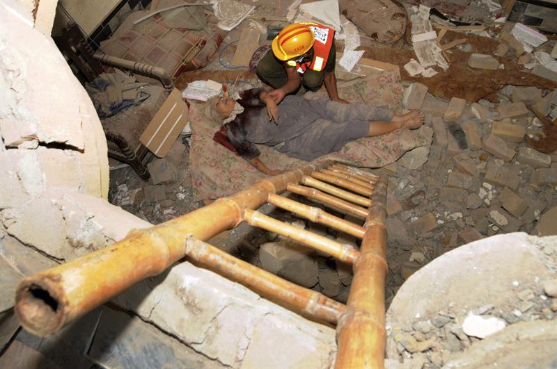 Mueren 2 personas al saltar de un edificio para huir de incendio en Pakistán