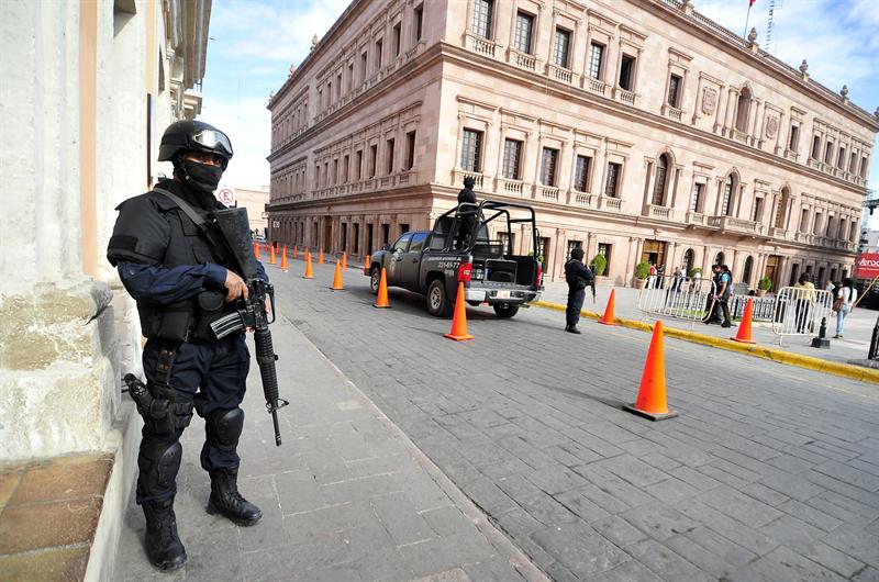 Hombre dispara a 5 policías frente a sede de gobierno regional mexicano (Foto)