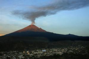 Volcán mexicano Popocatépetl emite dos fuertes explosiones