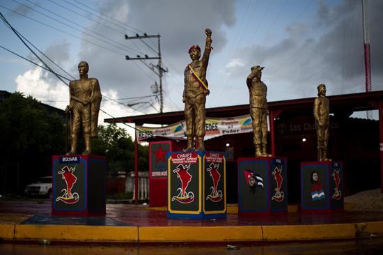 Aparece otra estatua de Chávez (Fotos)