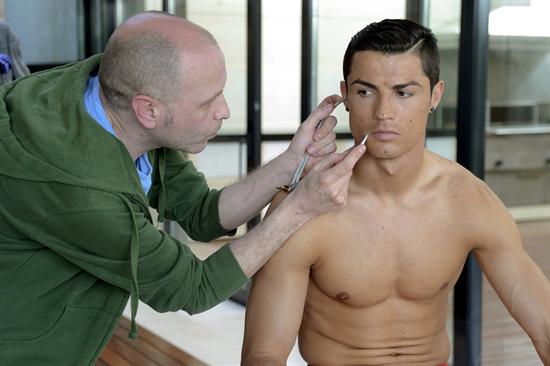 A Cristiano Ronaldo le tomaron las medidas (Fotos)