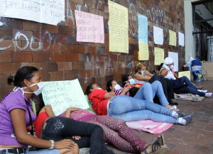 Policía retiró a mujeres en huelga frente a la Gobernación de Aragua