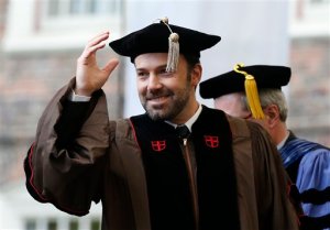 Nunca es demasiado tarde: Ben Affleck recibe doctorado honorario (Fotos)