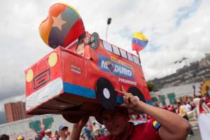 Se puso el autobús de Maduro de sombrero (Foto)