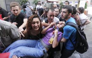 Decenas de heridos en Estambul por carga policial (Fotos)