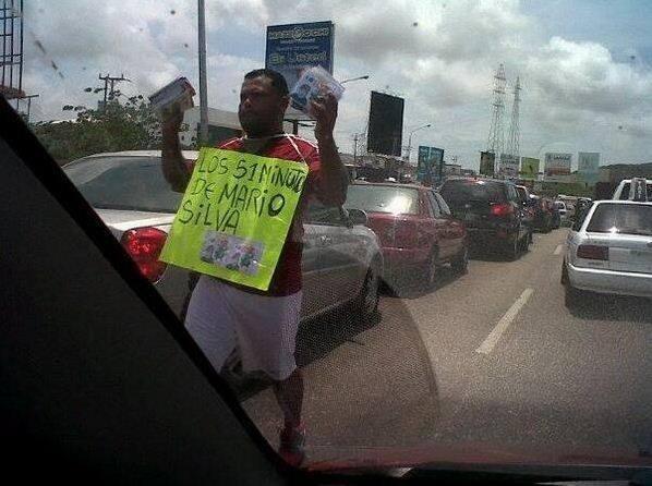 Los “51 minutos de Mario Silva” se venden en la autopista (Foto)