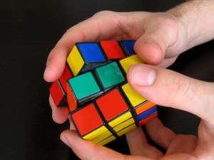 ¡WTF! Estudiante crea una máquina para armar el cubo de Rubik (Video)