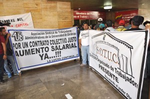 Universitarios protestan frente a Mintrabajo para exigir beneficios laborales (Fotos)