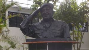 Aparece estatua de Chávez en Los Próceres (Foto)