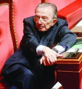 Murió Giulio Andreotti, siete veces primer ministro de Italia