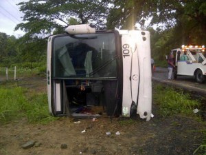 Un fallecido y doce lesionados por vuelco de autobús en el Guapo (Fotos y Video)