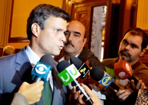 López presentó ante Congreso argentino transgresiones de Nicolás Maduro