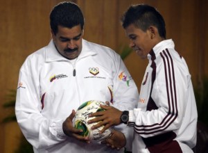 Así Maduro jugó con su regalito(Fotos)
