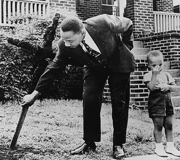 Martin Luther King Jr. remueve una cruz de madera (1960)