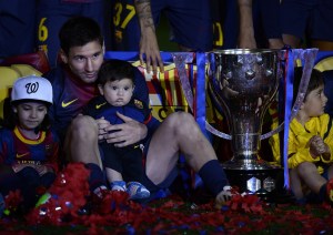 Messi festejó el título con su hijo Thiago en brazos (FOTOS)