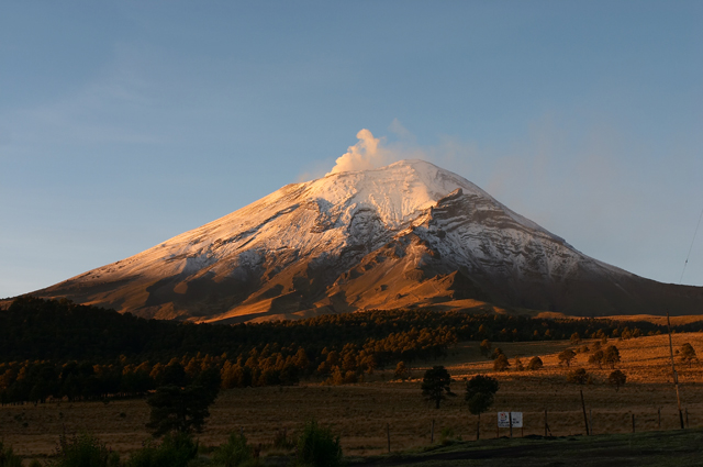 Elevan nivel de alerta en México por posible erupción de volcán Popocatépetl