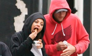 Digamos que Mila Kunis no es tan sexy cuando come (Fotos)