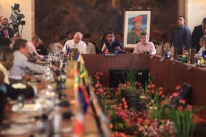 Maduro inaugura cumbre con garantías de que seguirá venta solidaria de crudo