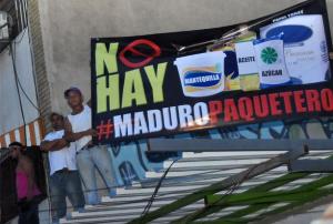 Venezolanos se quejan con pancartas de que no hay comida (Foto)