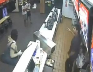 Atrevidos clientes detienen a un ladrón “novato” (Video)