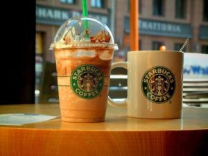Se salvan por centímetros de que una ventana caiga sobre sus cabezas en la terraza de un Starbucks (Video)