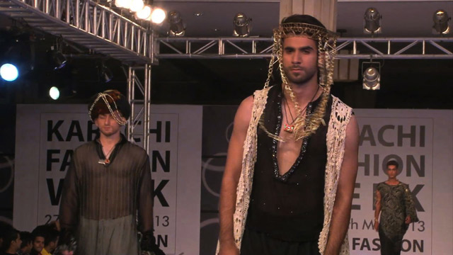 Hombres a la moda en Pakistán (Video)