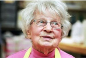 Profesora de 99 años asegura que aún no quiere ser jubilada