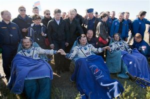Astronautas regresan a Tierra sin contratiempos